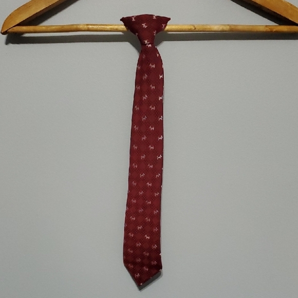 Elegant Burgundy Tie with Subtle Pattern - Picture 1 of 6